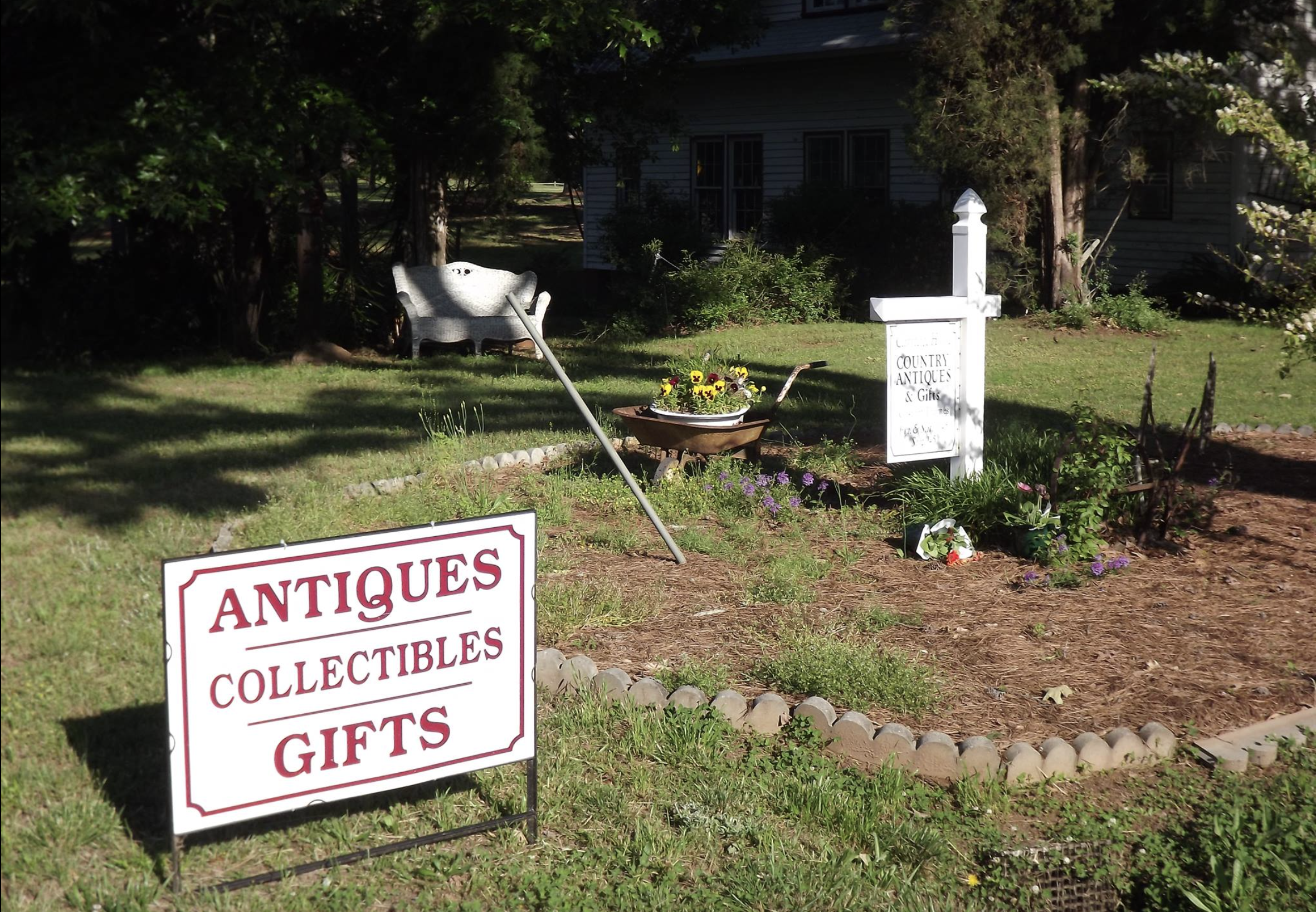 Carriage House Antiques Sign